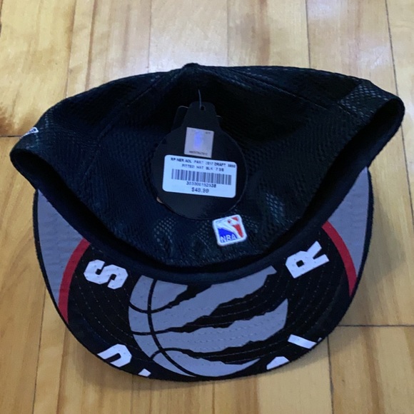 New Era Toronto Raptors Fitted Cap - Picture 2 of 3